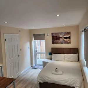 https://beautiful-private-en-suite-room-with-its-own-entry.cambridgehotelsuk.com